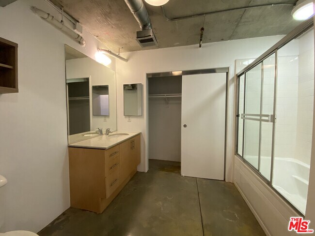 Building Photo - 1130 Flower St