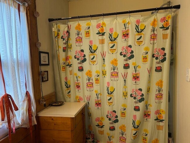 Building Photo - 2739 Buchanan St NE