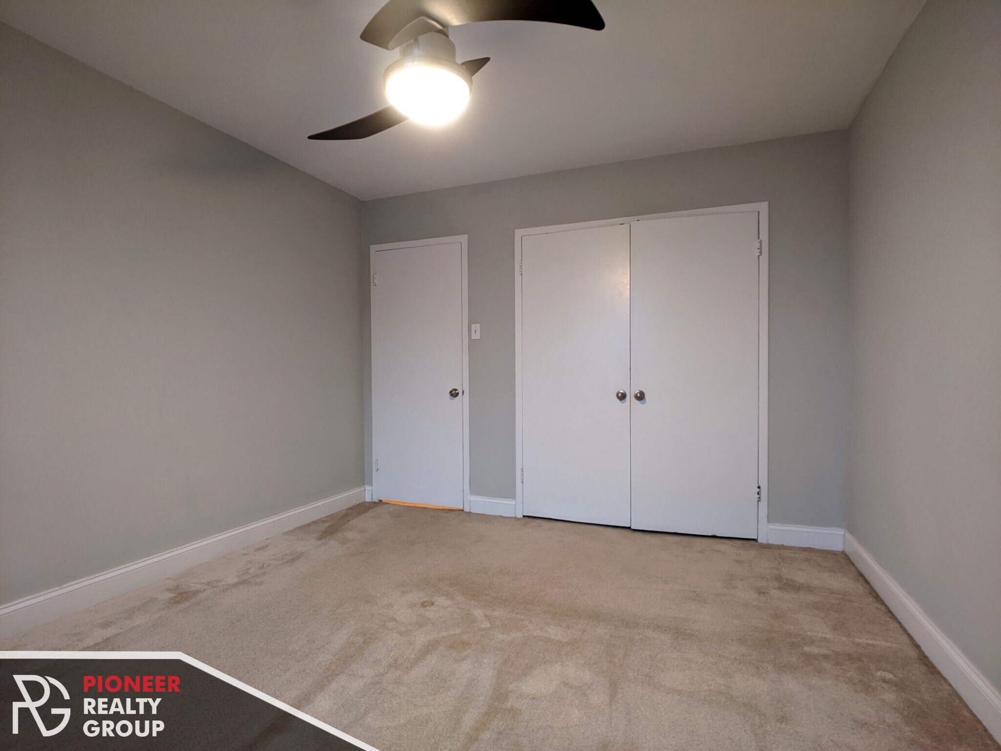 Building Photo - 429 W Wellington Ave