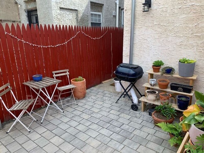 Building Photo - 2018 N Hancock St