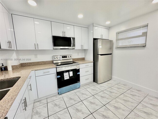 Building Photo - 1075 Riverside Dr