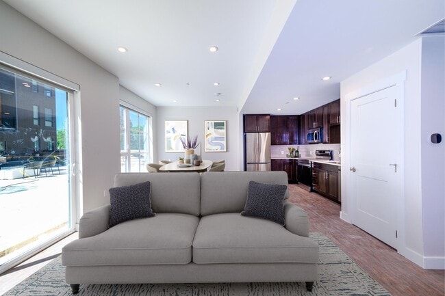 Building Photo - 1 Bed/ 1 Ba + Den + Top Floor Corner