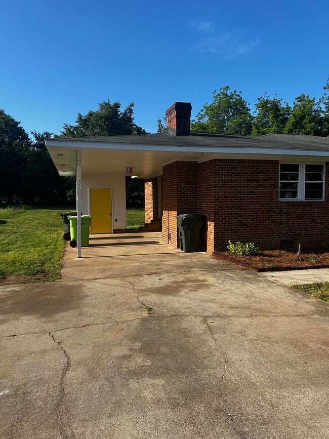 Building Photo - 3 Bedroom 1 bathroom Renovated! 5 minutes ...