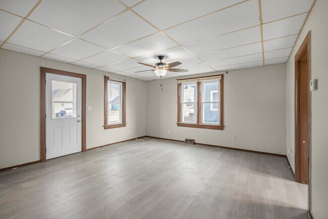 Building Photo - 521 Main St E