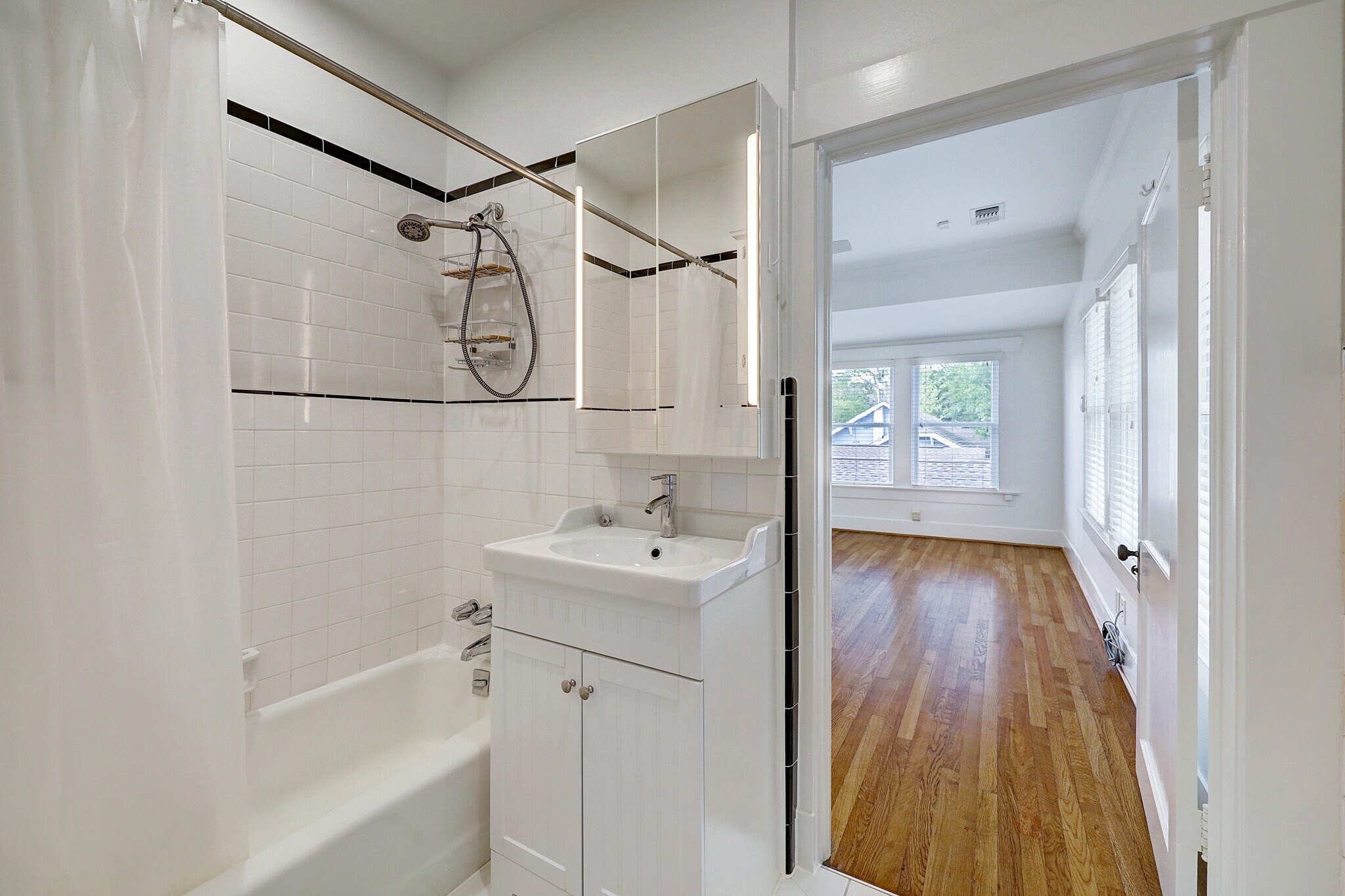 Bathroom in between bedrooms - 603 Euclid St