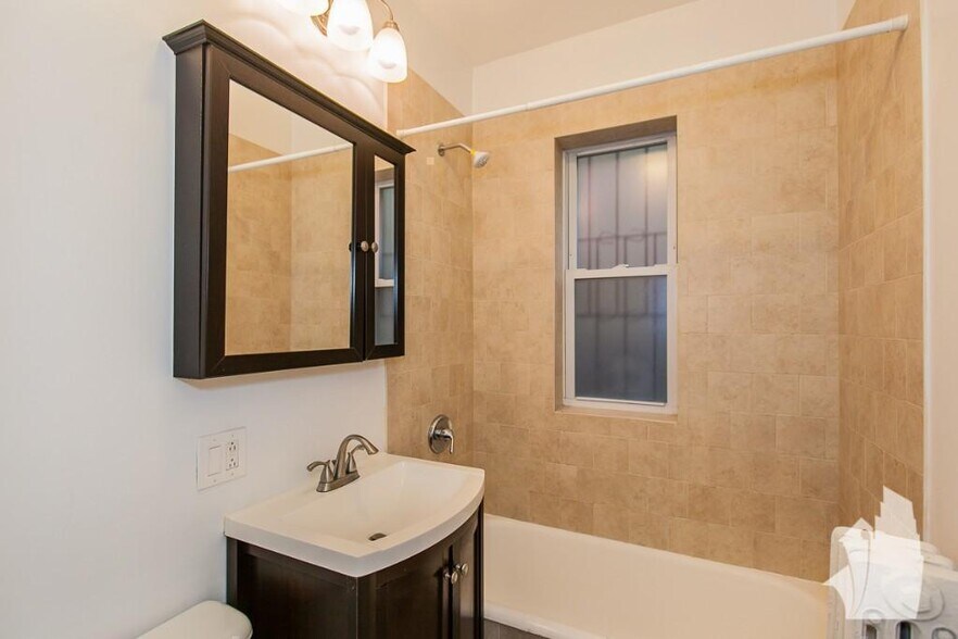 Building Photo - 2850 N Burling St