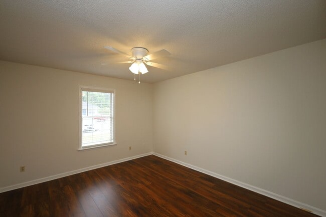 Building Photo - 6127 Vinnie Dr