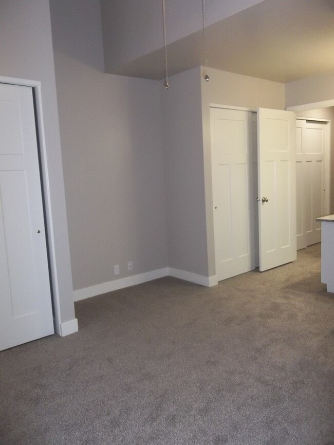 Building Photo - End Unit Spacious Two Bedroom Two & Half Bathroom Townhouse Available!