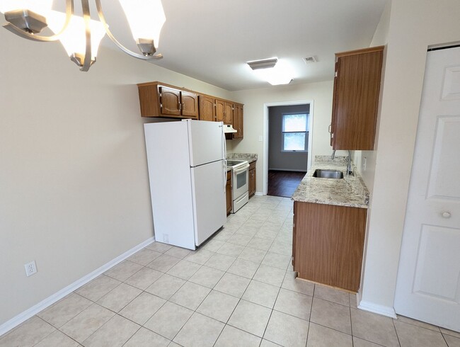 Building Photo - Beautifully maintained townhouse in Freder...