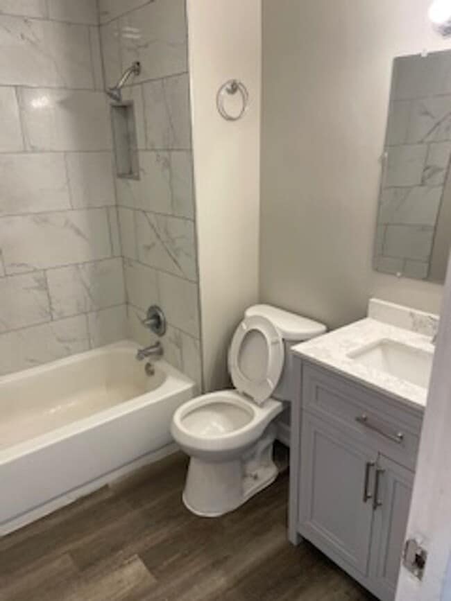 Building Photo - Charming, remodeled 2 bedroom in the blue district of Kansas City!