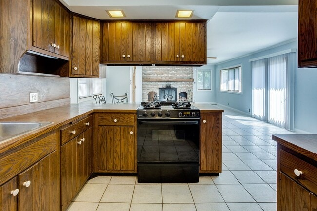 Building Photo - 3 bedroom, 2 bath Ranch -AVAILABLE AUGUST