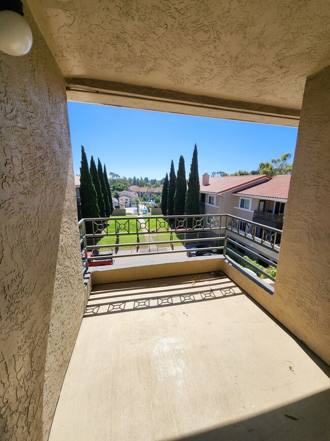 Building Photo - 2 Bedroom Upper Unit in UTC