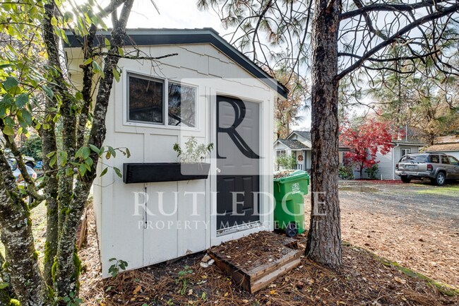 Building Photo - 3 Bedroom / 3 Bath Home Available in the Heart of Shady Cove!