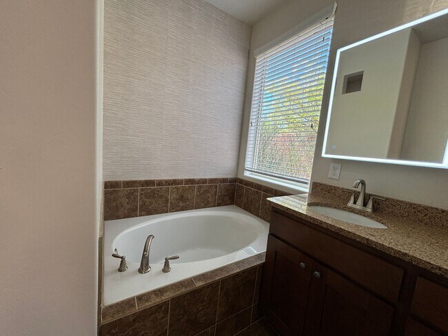 Building Photo - SPACIOUS HOME FOR RENT!