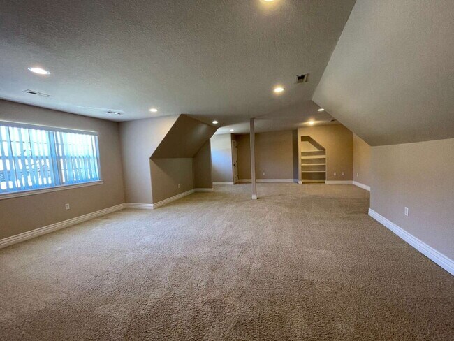 Building Photo - 4BR / 3Car garage / Fully fenced in backyard - Stunning property