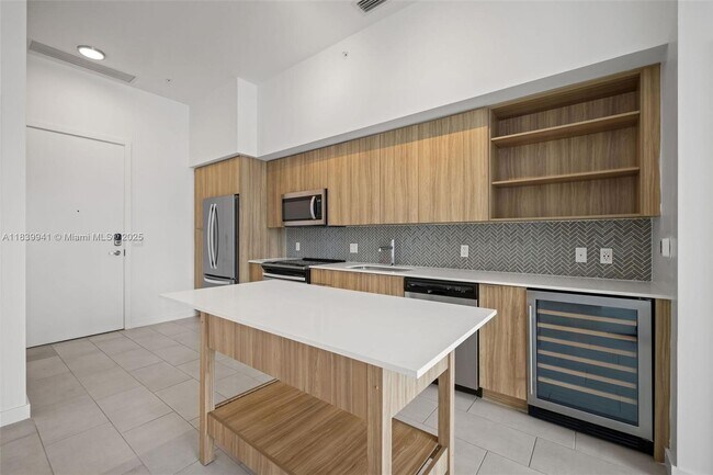Building Photo - 2150 N Bayshore Dr
