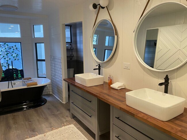 Building Photo - Large home level entry with garage.