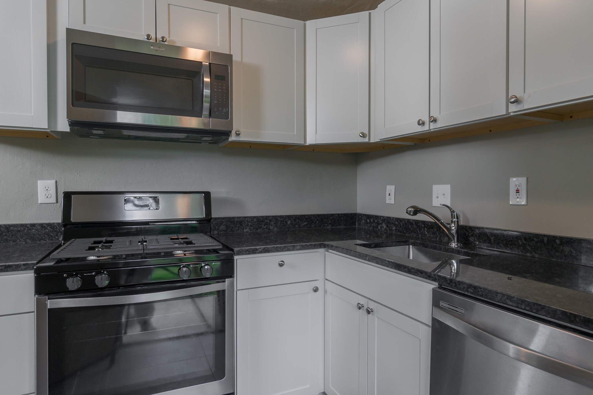 Building Photo - 464 E Norwich Ave