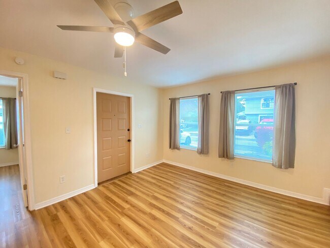Building Photo - Wow! 2 bedroom, 2.5 bath, two story townho...