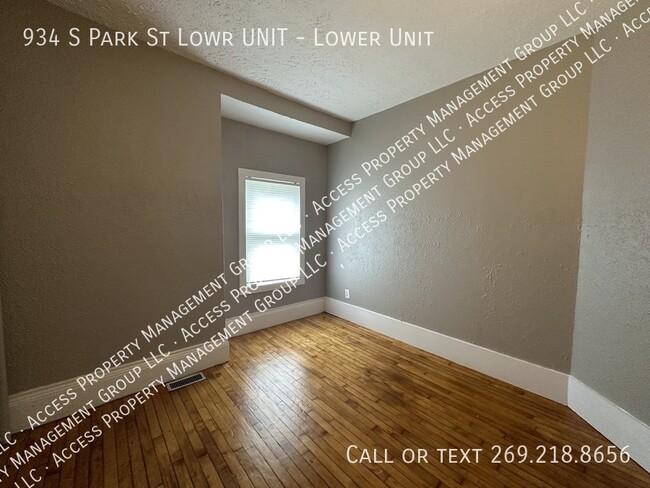 Building Photo - 934 S Park St