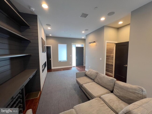 Building Photo - 423 Wallace St