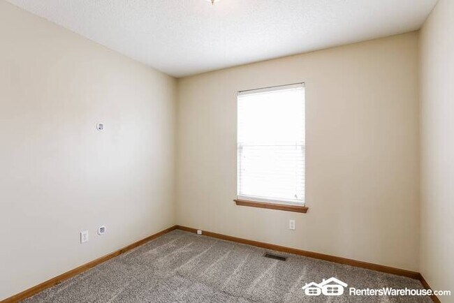 Building Photo - 3 Bed 2.5 Bath In Raymore!  Available 7/1!
