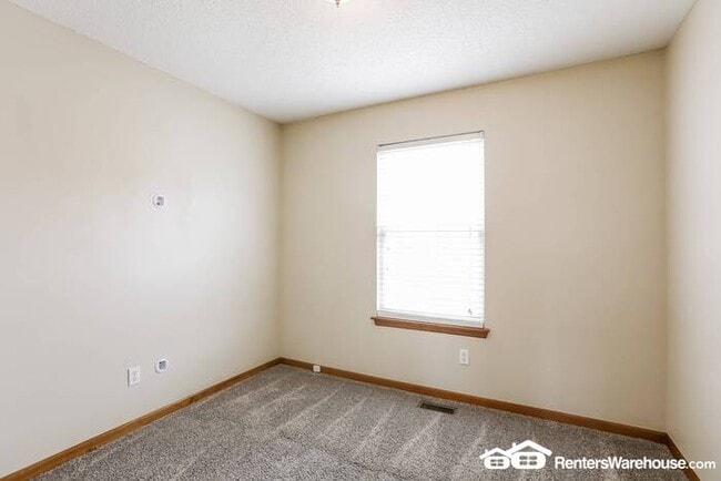 Building Photo - 3 Bed 2.5 Bath In Raymore!  Available 7/25!