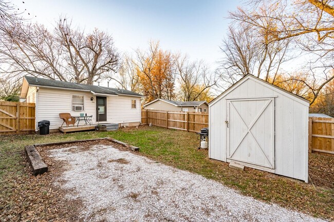 Building Photo - Adorable Home Close to Everything