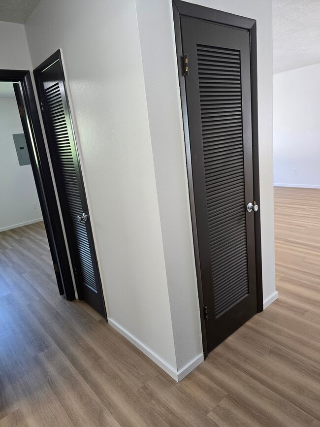 Building Photo - *!*!* Rent Ready Upstairs Pet Friendly 3 B...