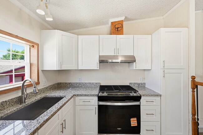 Building Photo - $2,595.95, 5 bed, 3.5 bath with a fenced back yard