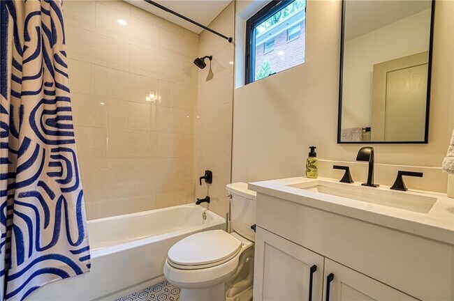 Building Photo - 825 Barnett St NE