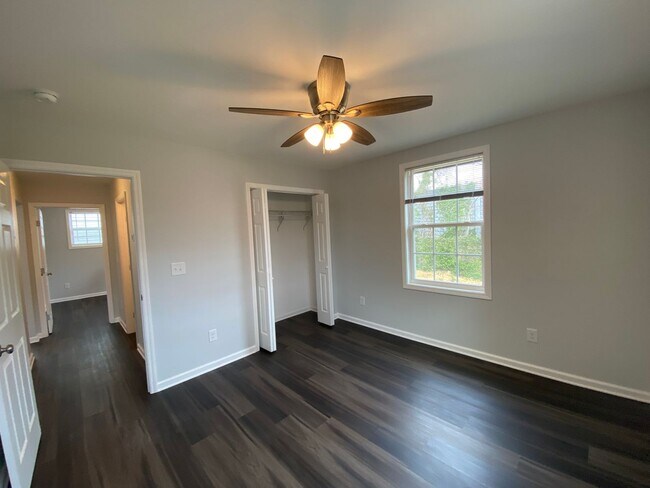 Building Photo - Great Location-2 Bedroom Duplex Now Availa...
