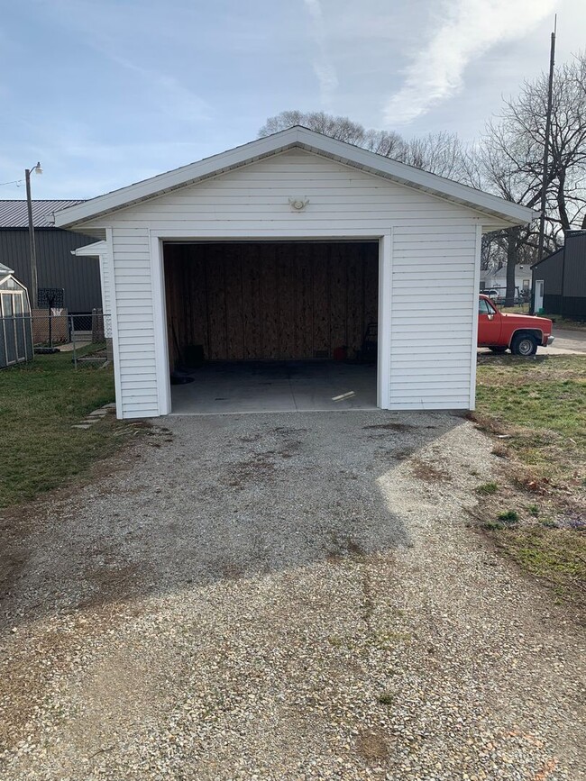 Building Photo - BEAUTIFUL 2 BR House w garage!