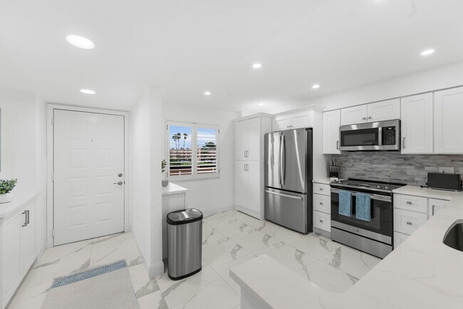 Building Photo - 6936 Huntington Ln