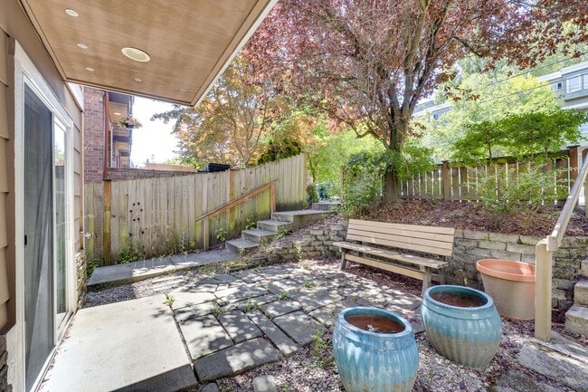 Building Photo - Stylish 3 bedroom townhome in Madison Valley!