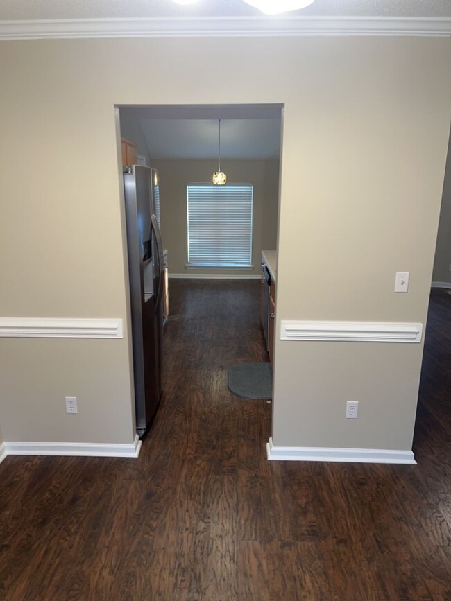 Building Photo - MOVE IN SPECIAL! 1/2 off first month's ren...