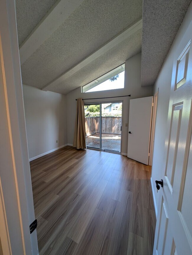 Building Photo - Los Gatos Townhome