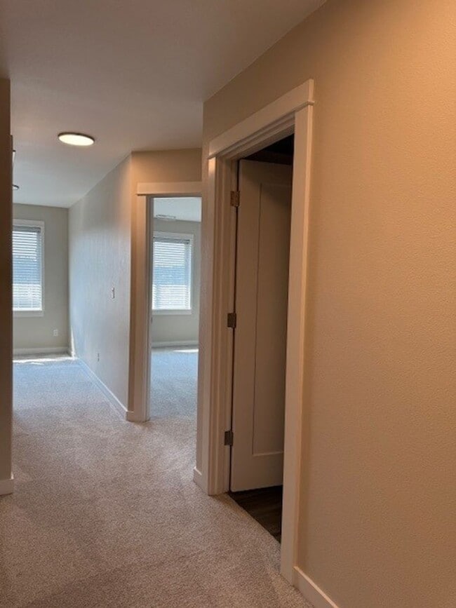 Building Photo - $500 OFF!! Newer South Salem Townhome - 2 ...