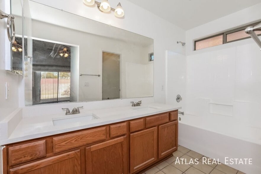 Building Photo - 11018 W Mountain View Dr