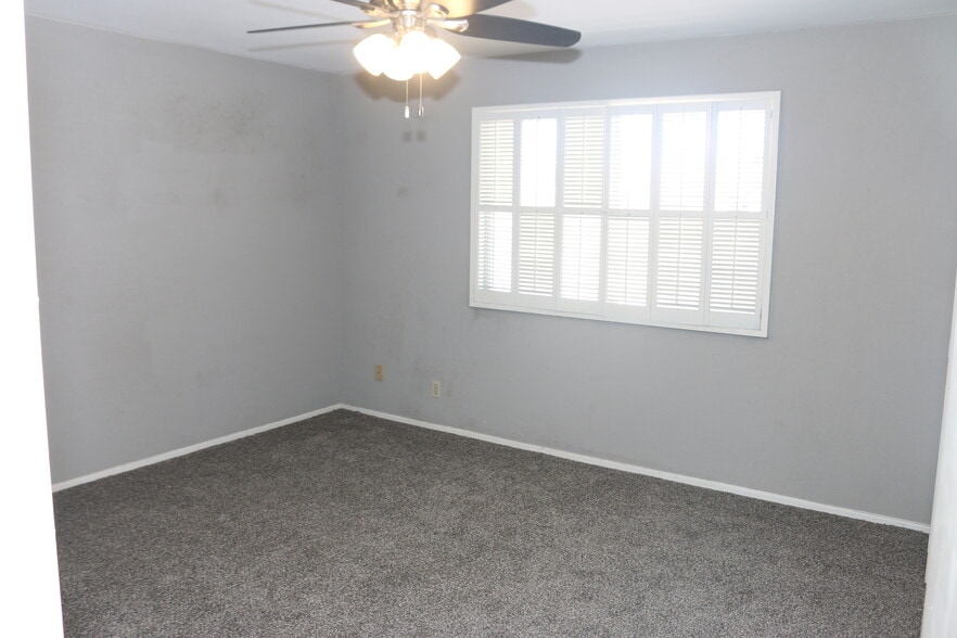 Master Bedroom - 2506 E Balboa Dr