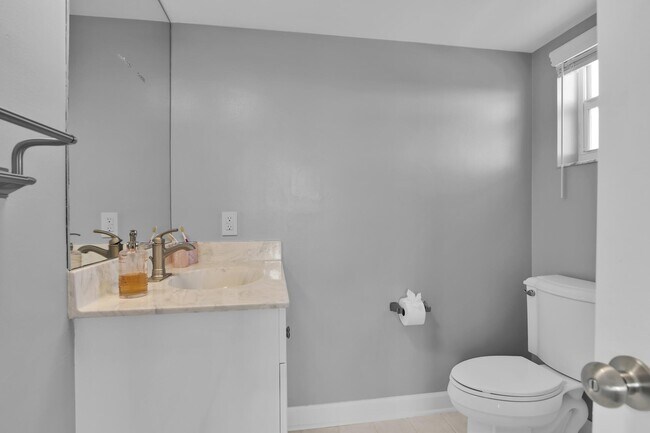 Building Photo - 1169 Hillsboro Mile