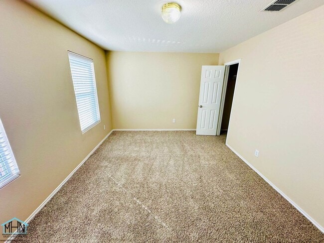 Building Photo - Looking for space, comfort, and convenienc...