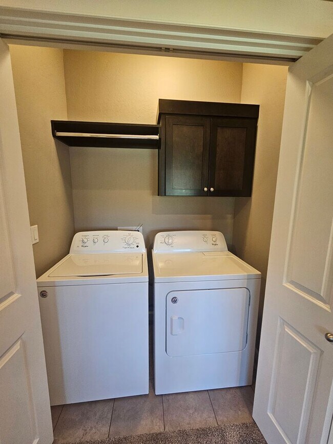 Building Photo - Beautiful Townhomes in East Medford