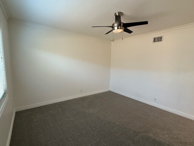 Building Photo - 1324 E Hickory Ln