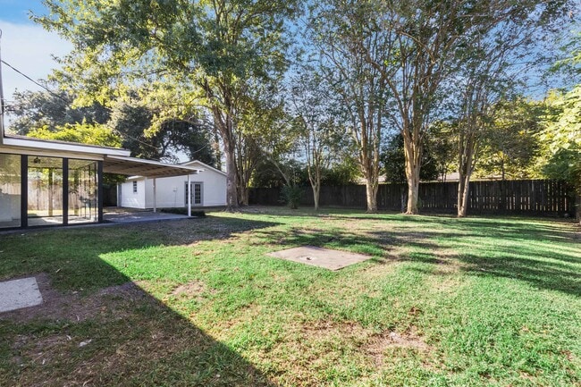 Building Photo - 221 Woodvale Ave