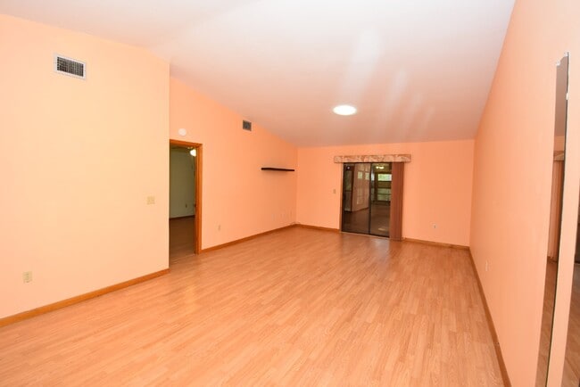 Building Photo - Lovely, 2 bedroom townhome in the Villages...
