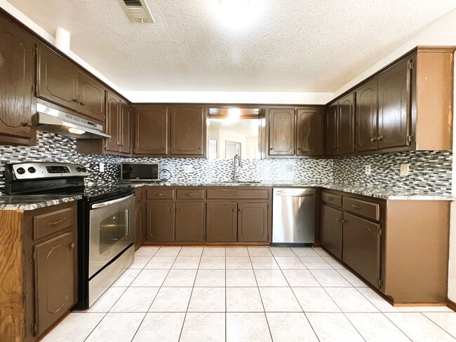 Building Photo - 5804 Republic Dr