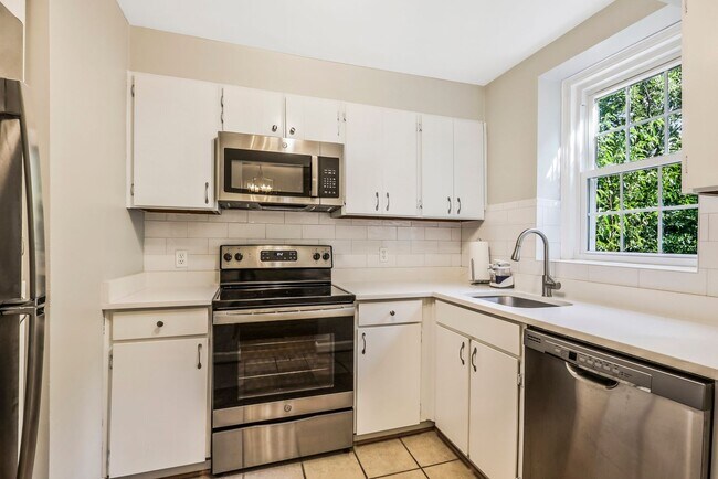 Building Photo - Fairlington 2 BR Condo for Rent!