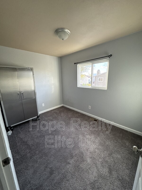 Building Photo - 3378 Foxridge Dr