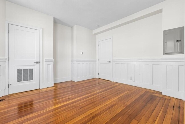 Building Photo - 305 Medford St